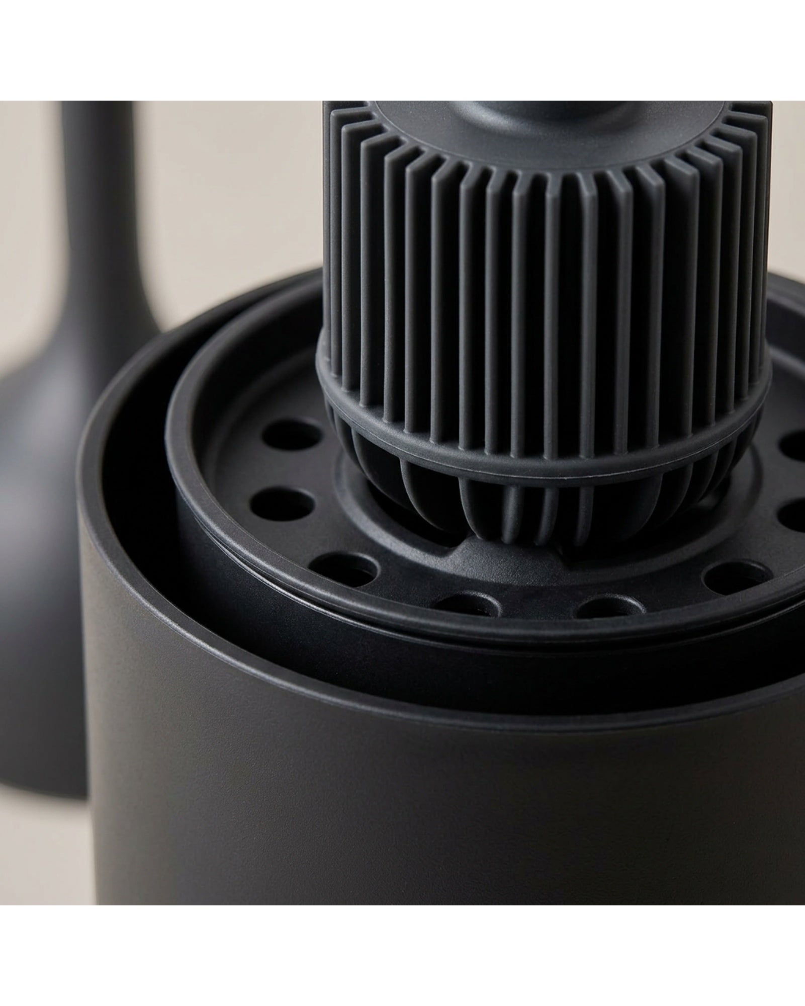 Gndyj Round 360 Silicone Toilet Brush Drip Cup Holder Black - Detail view